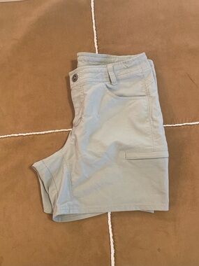 KÜHL Strattus Chino Shorts 5 inch inseam Size 8